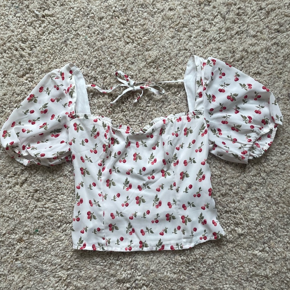 Cherry Abercrombie crop top♥️🤍